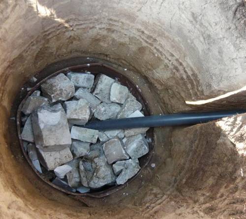 Do-it-yourself-Senkgrube aus einem Kunststoff- und Metallfass