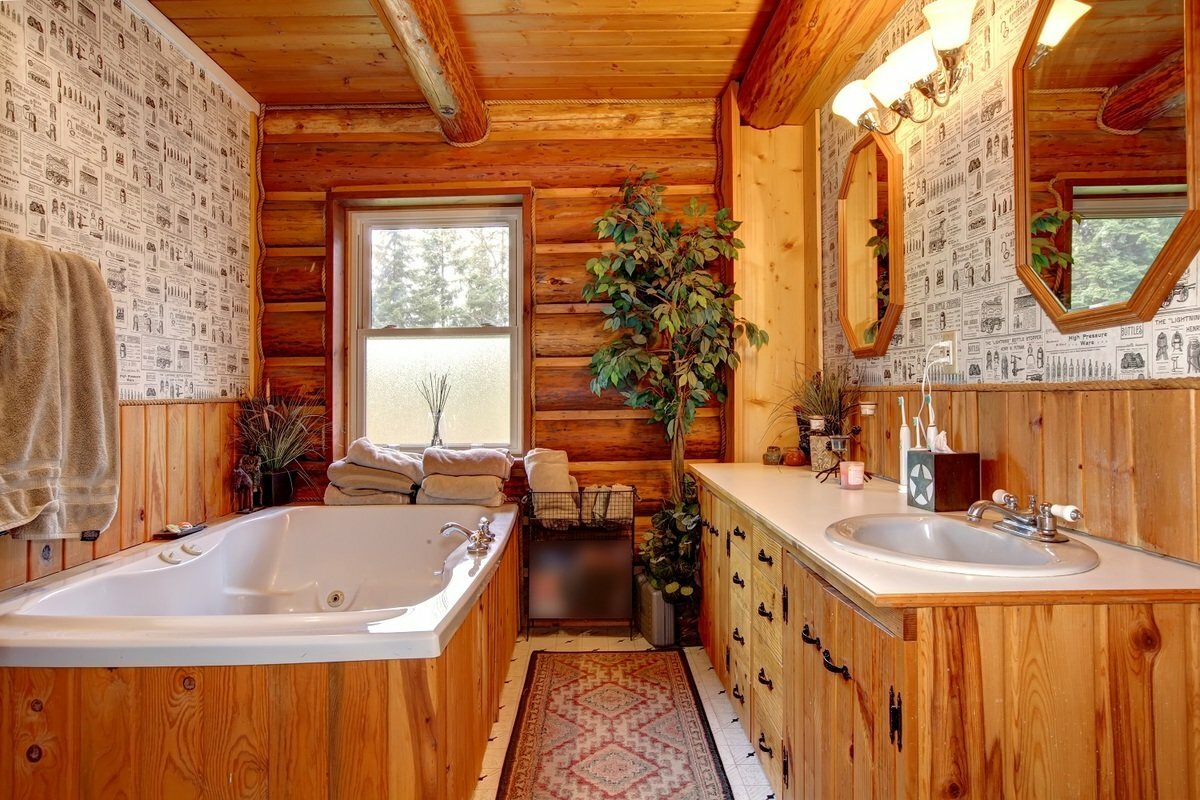 Badezimmer in einem Holzhaus: Wand-, Boden- und Deckendekoration zum Selbermachen, Badezimmer.
