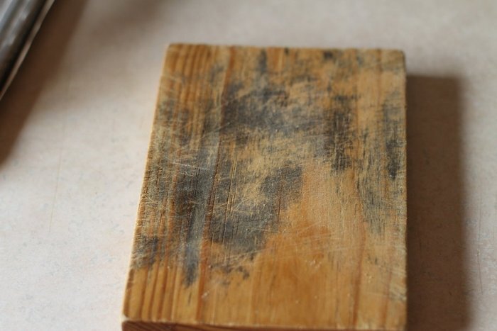 Schimmel auf Brettern, Holz, Sperrholz: wie man ihn loswird