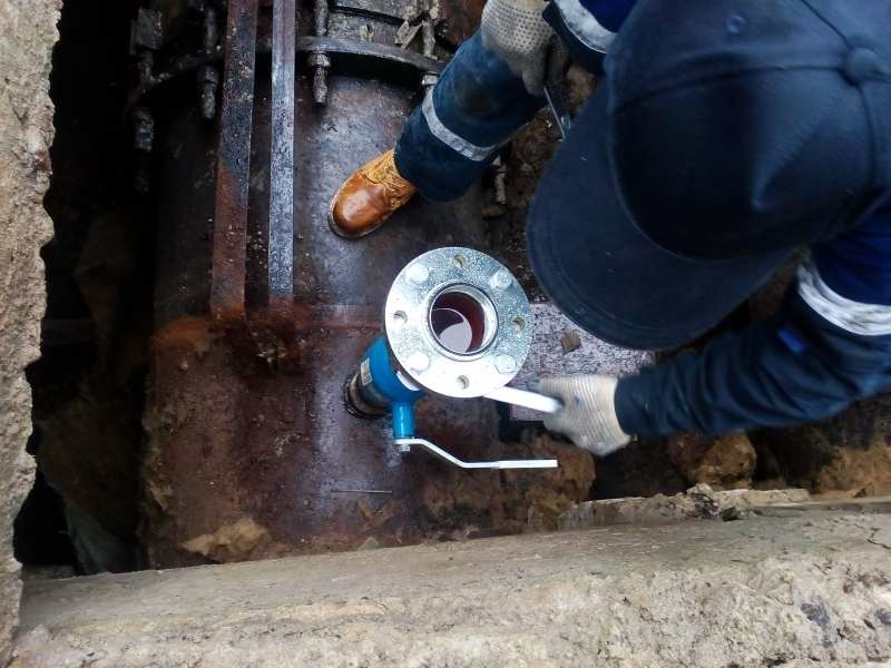 Anzapfen einer Wasserleitung: Wie man mit eigenen Händen in eine Druckinstallationsstruktur schneidet, wie man es im rechten Winkel macht