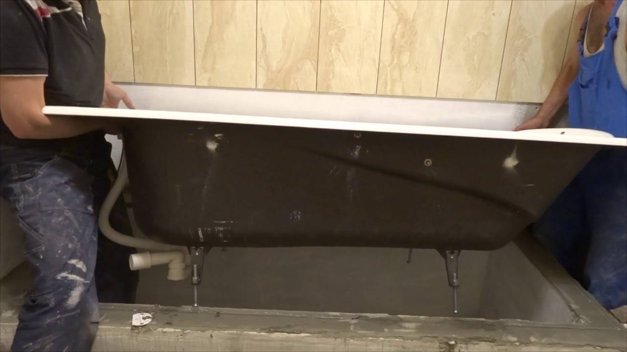 Installation eines Acrylbades mit eigenen Händen auf Ziegeln und einem Metallrahmen: Merkmale der Arbeit