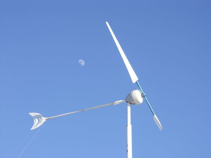 So bauen Sie einen Windgenerator mit Ihren eigenen Händen: Ein Überblick über die Montagetechnik von 2 verschiedenen Designs