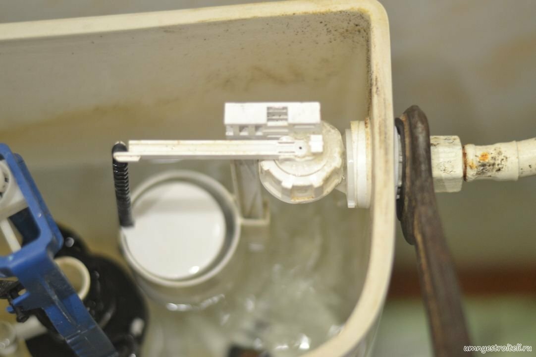 Das WC-Spülkastenventil sperrt das Wasser nicht - alles über Kanalisation
