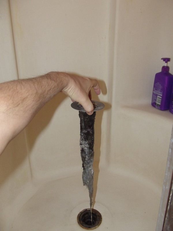 So beseitigen Sie ganz einfach eine Verstopfung im Waschbecken