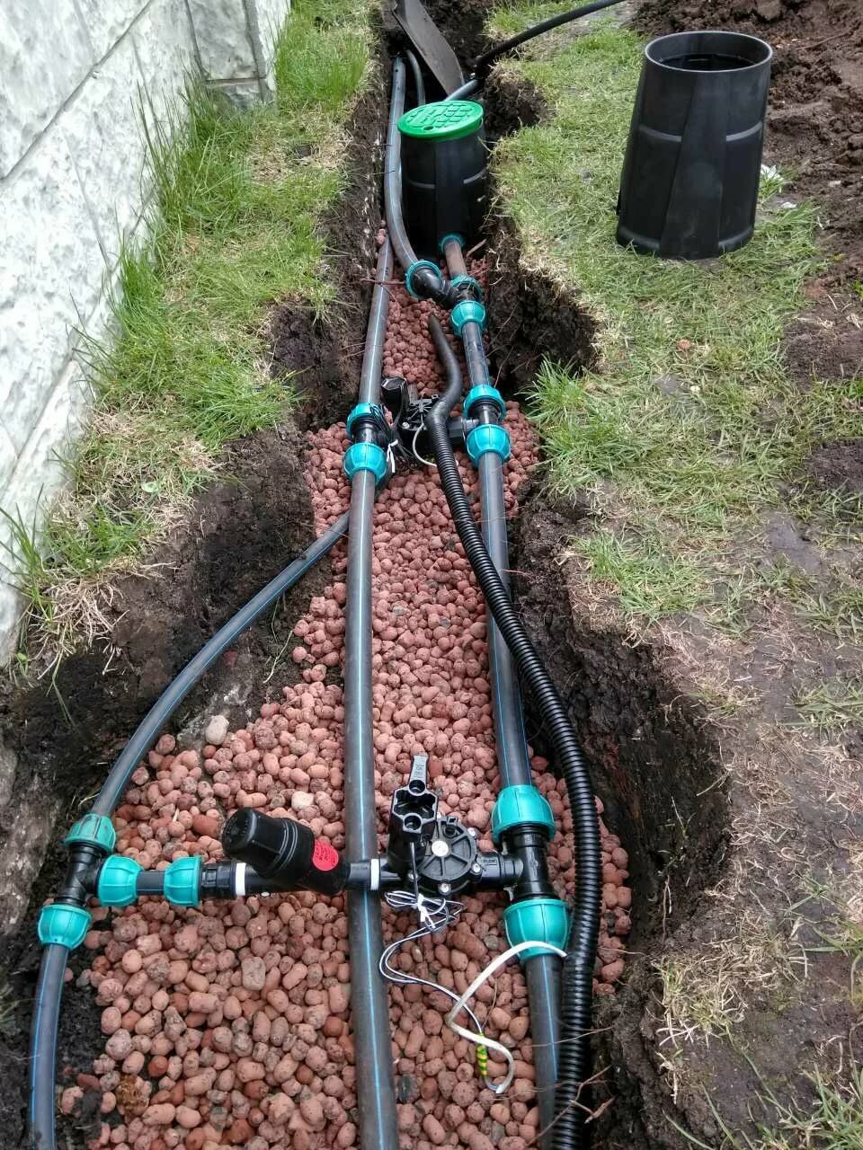 Das Gerät eines Wasserversorgungssystems im Land und Verlegung auf der Baustelle