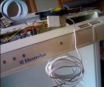 Kühlschrankthermostat: Gerät prüfen + ggf. Feinheiten austauschen